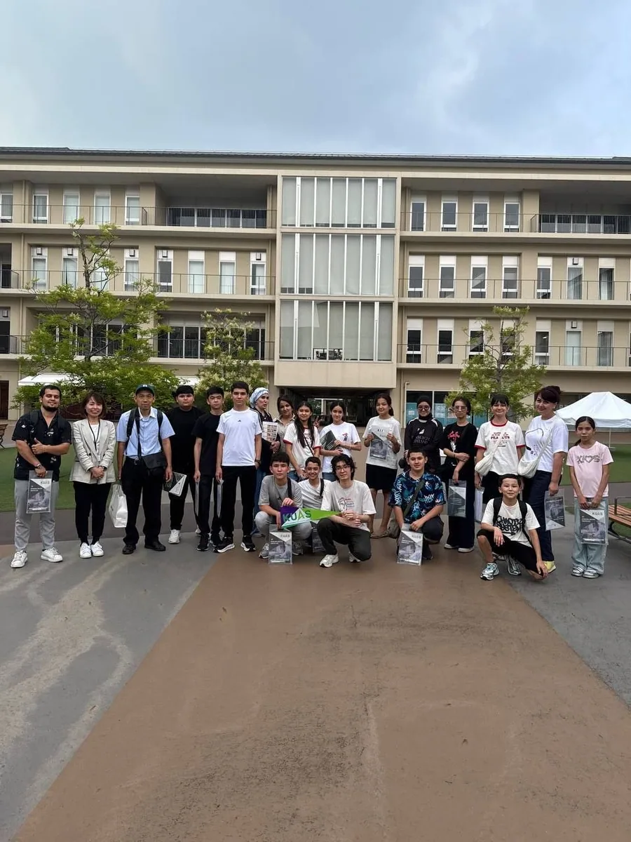 Yaponiyadagi universitet hovlisida guruh