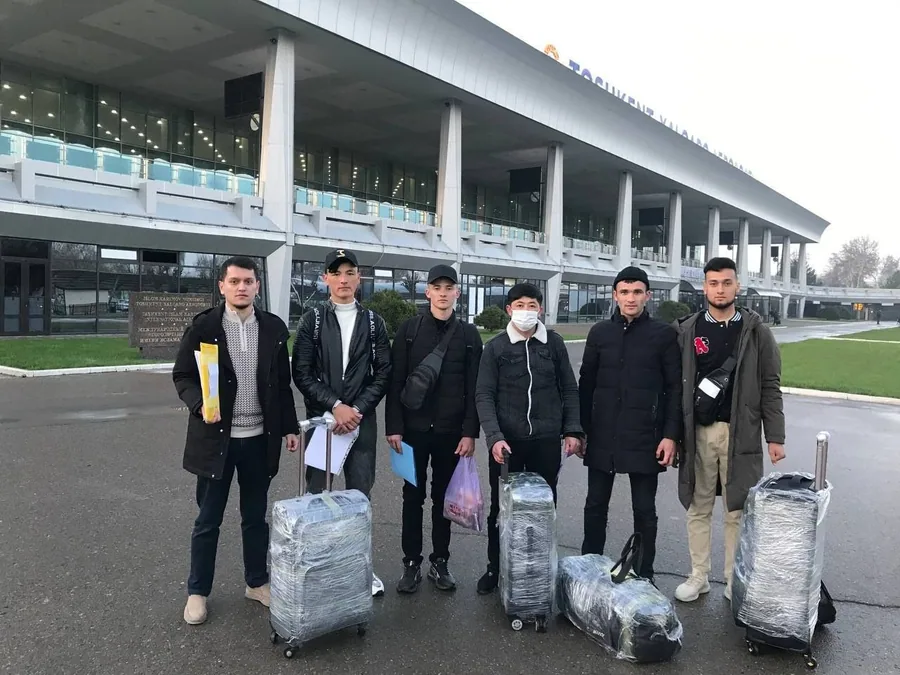 Yaponiyaga uchishdan oldin aeroportda