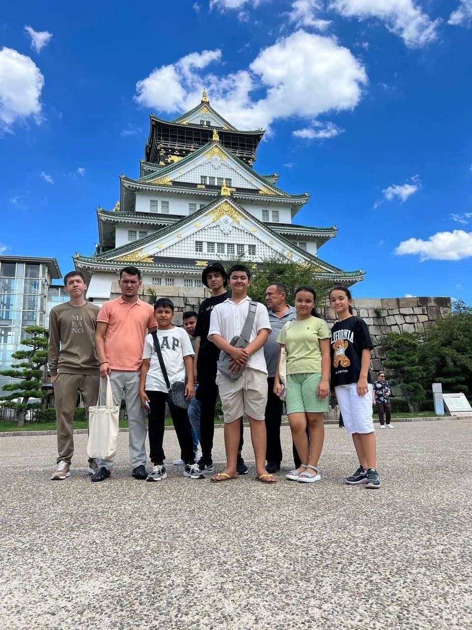 Osaka qalʼasi oldida guruh