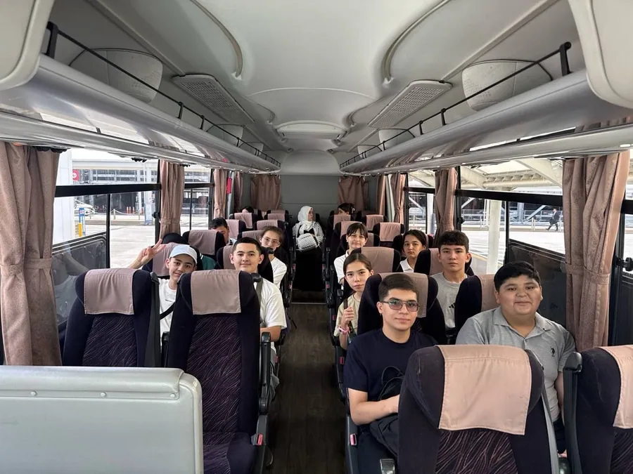 Shinkansen poyezdida oʻquvchilar